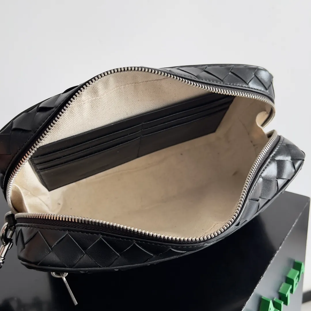 Batch 1660 BOTTEGA VENETA new men's INTRECCIATO woven wristband clutch bag. This is a clutch bag that can be hung on the wrist. It is more portable than other clutch bags. It can also hold some daily necessities. It is small and does not take up space to carry with you. The cow leather is durable and rich in texture. The classic weave is low-key and high-end. There are six card slots inside, which is very suitable for storing various cards such as ID cards and driver's licenses when traveling✈️ Style number: 777390 Size: 25*15*6.5cm